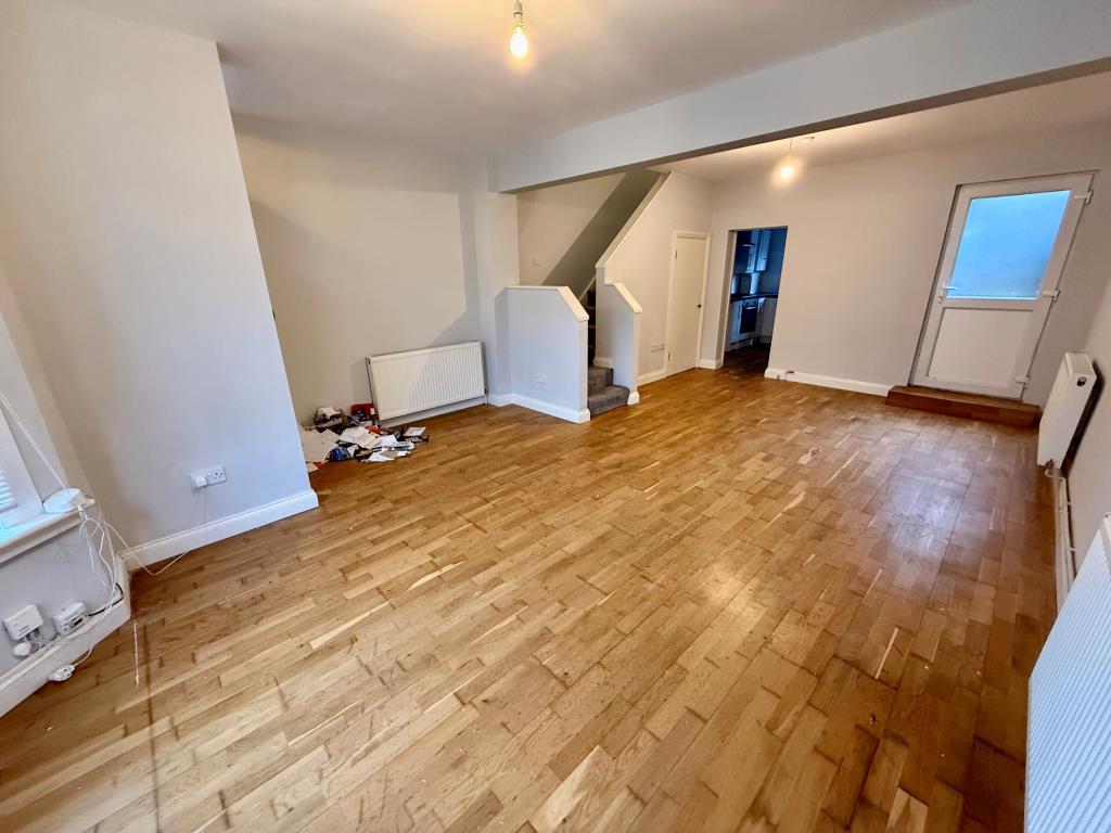 Lot: 167 - END-TERRACE IN TOWN CENTRE WITH POTENTIAL FOR PARKING - Living/dining room